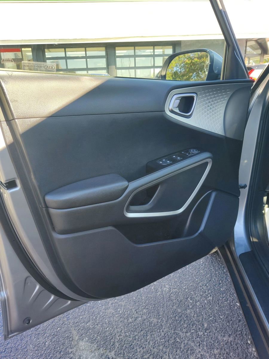 Used 2022 Kia Soul LX image 27