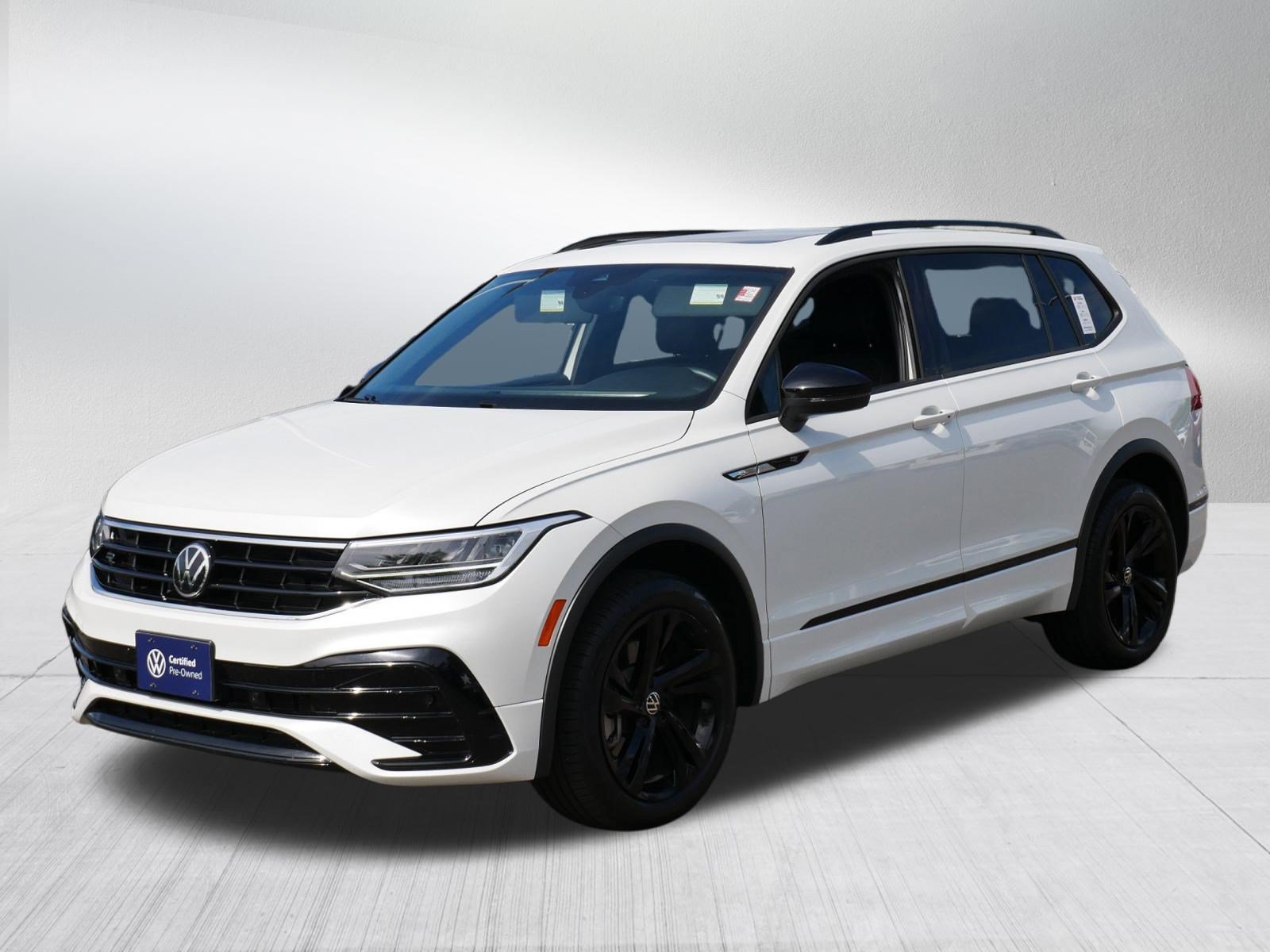 Used 2023 Volkswagen Tiguan SE R-Line AWD/4WD image 3