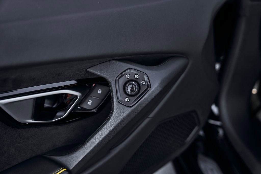 Used 2021 Lamborghini Huracan EVO image 34