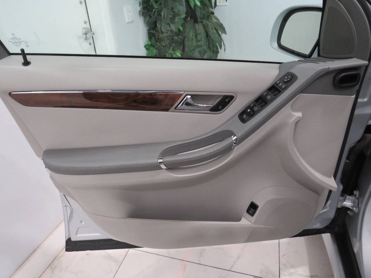 Used 2010 Mercedes-Benz R 350 4MATIC image 23