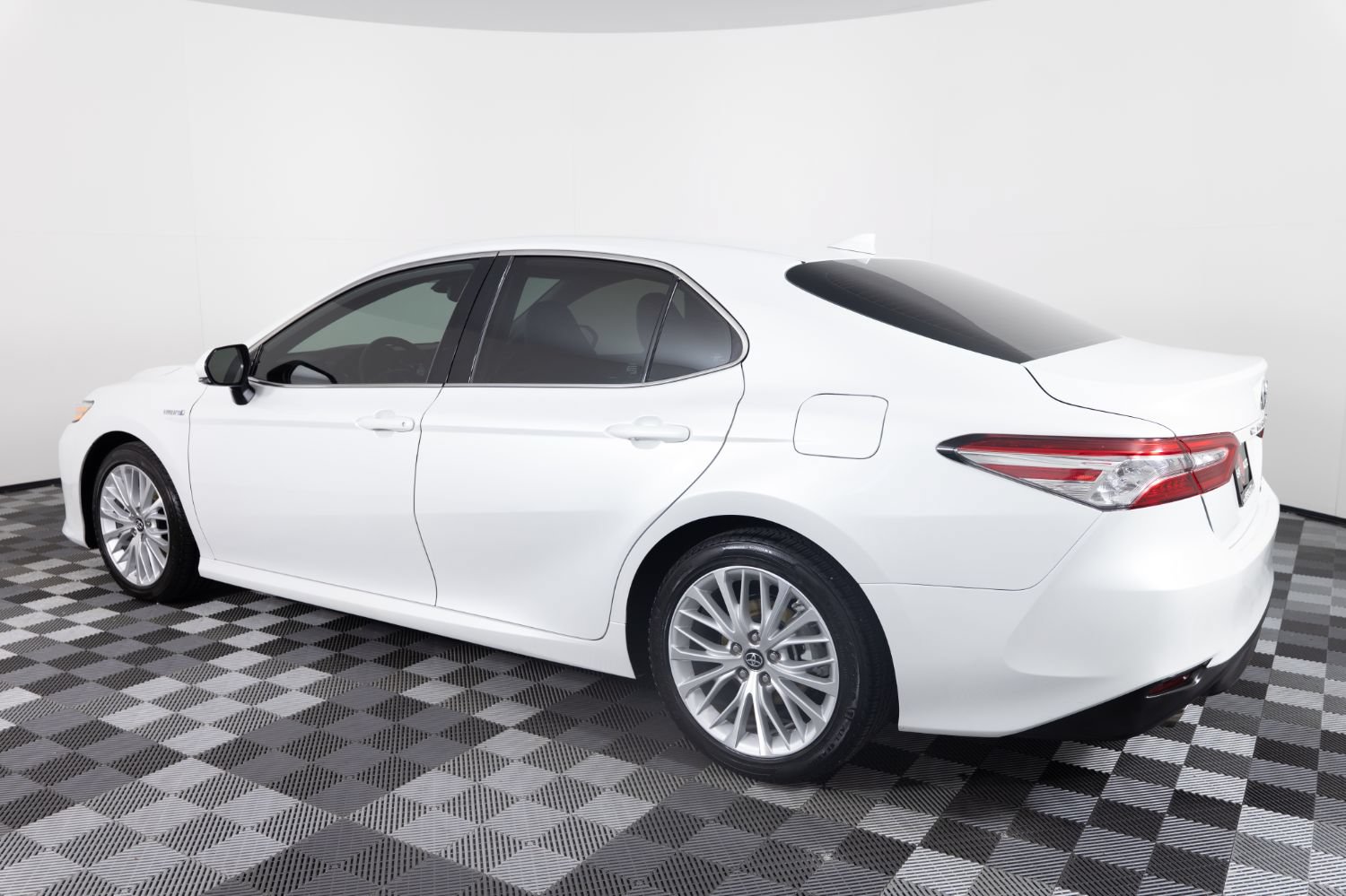 Used 2019 Toyota Camry XLE FWD image 4