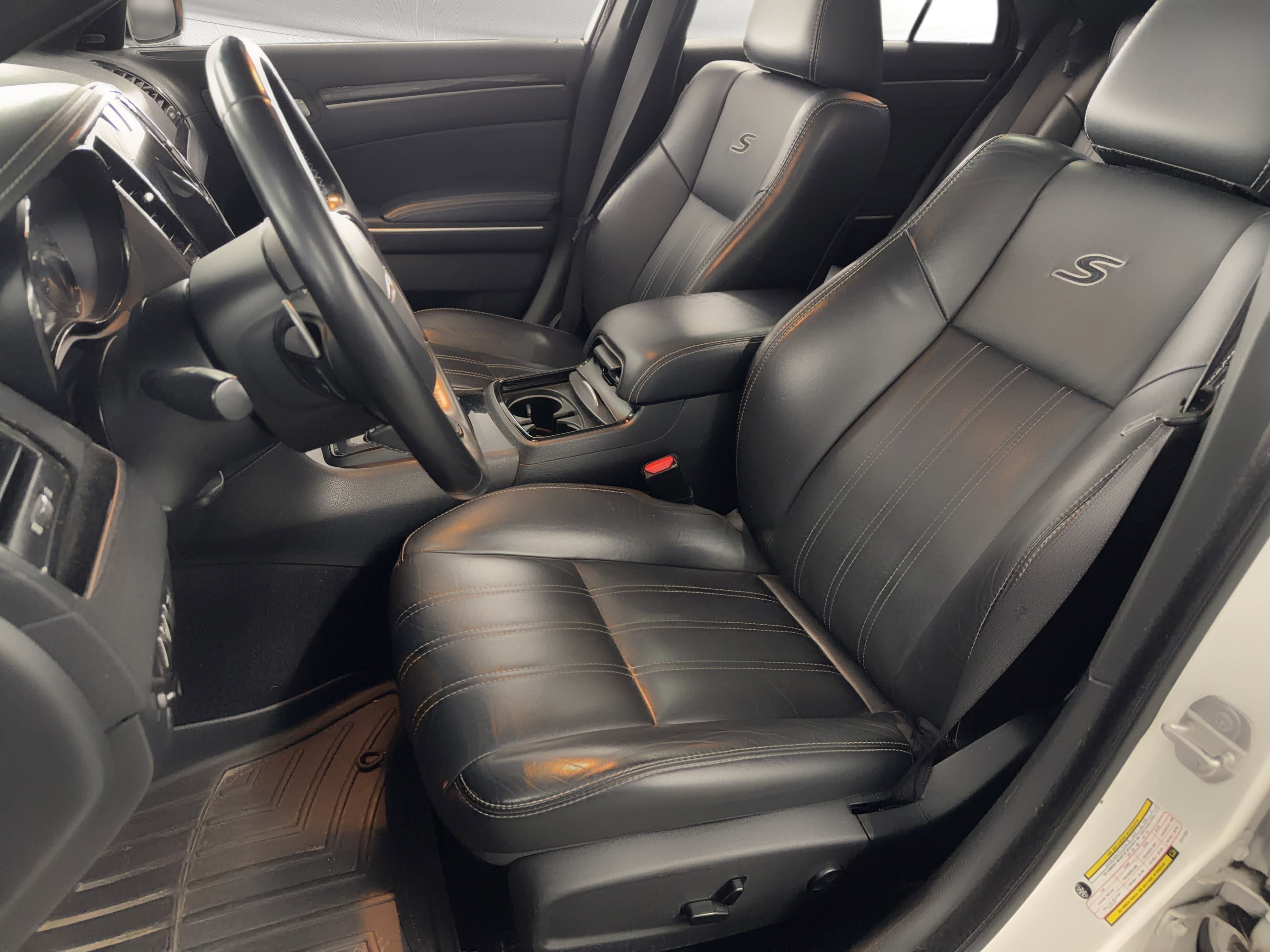 Used 2018 Chrysler 300 S w/ 300S Premium Group RWD image 5