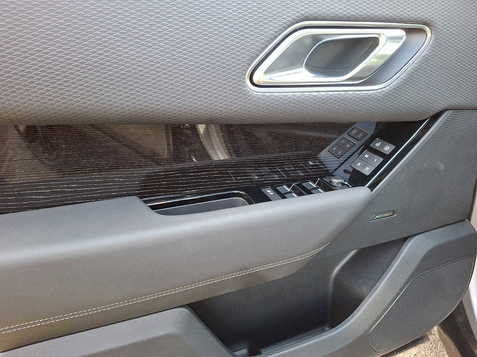 Used 2023 Land Rover Range Rover Velar R-Dynamic S image 9