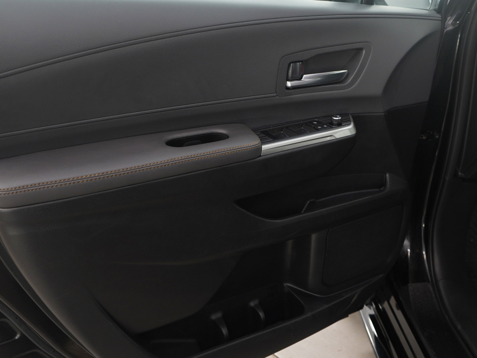 Used 2023 Toyota Sienna XLE Woodland Edition image 25