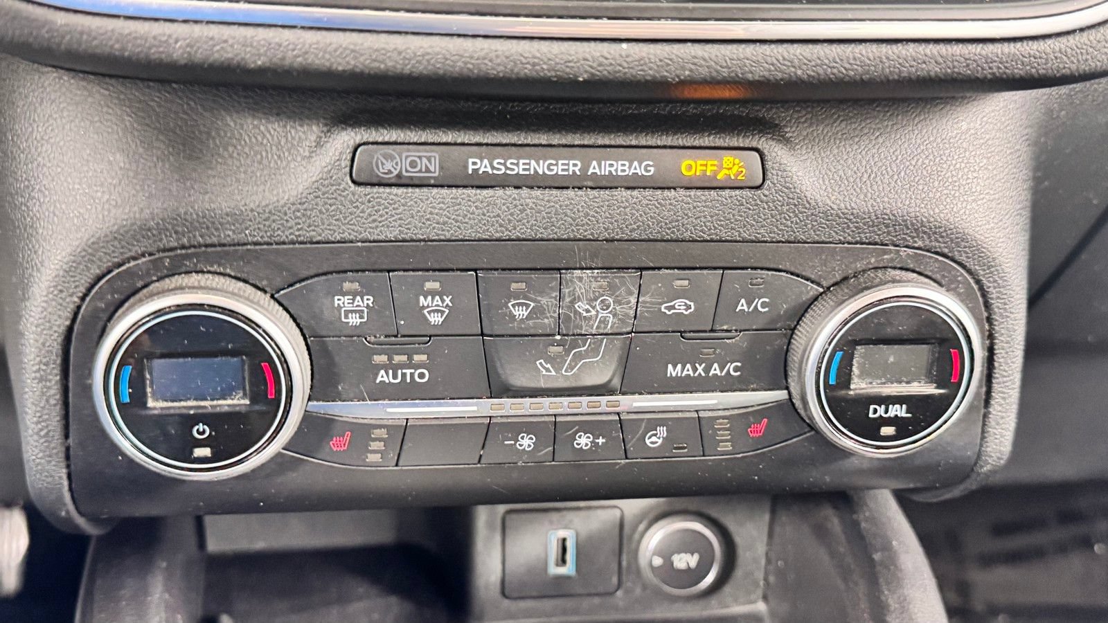 Used 2020 Ford Escape Titanium AWD/4WD image 28