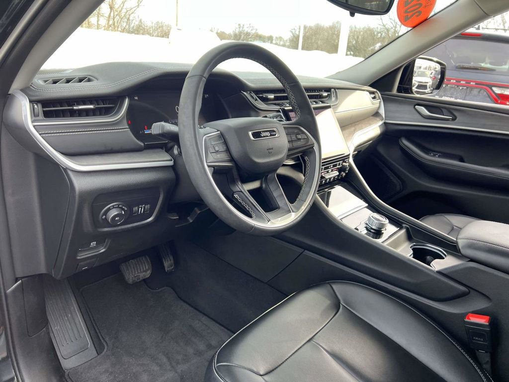 Certified 2024 Jeep Grand Cherokee Limited w/ Black Appearance Package image 15