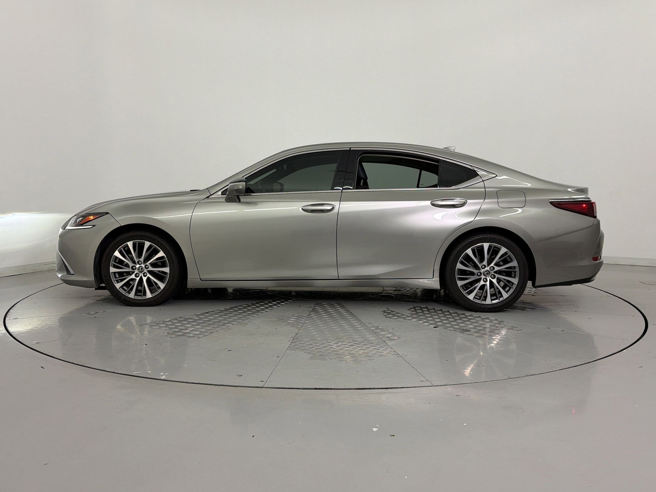 Used 2019 Lexus ES 350 FWD image 2