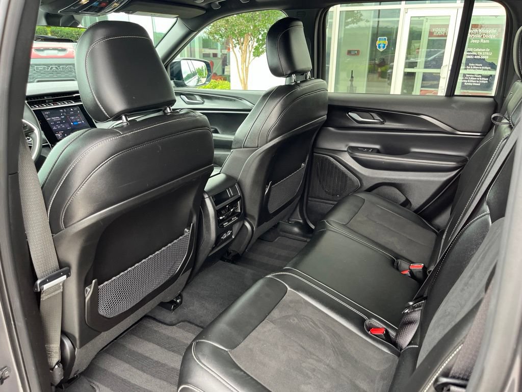 Used 2025 Jeep Grand Cherokee Altitude AWD/4WD image 17