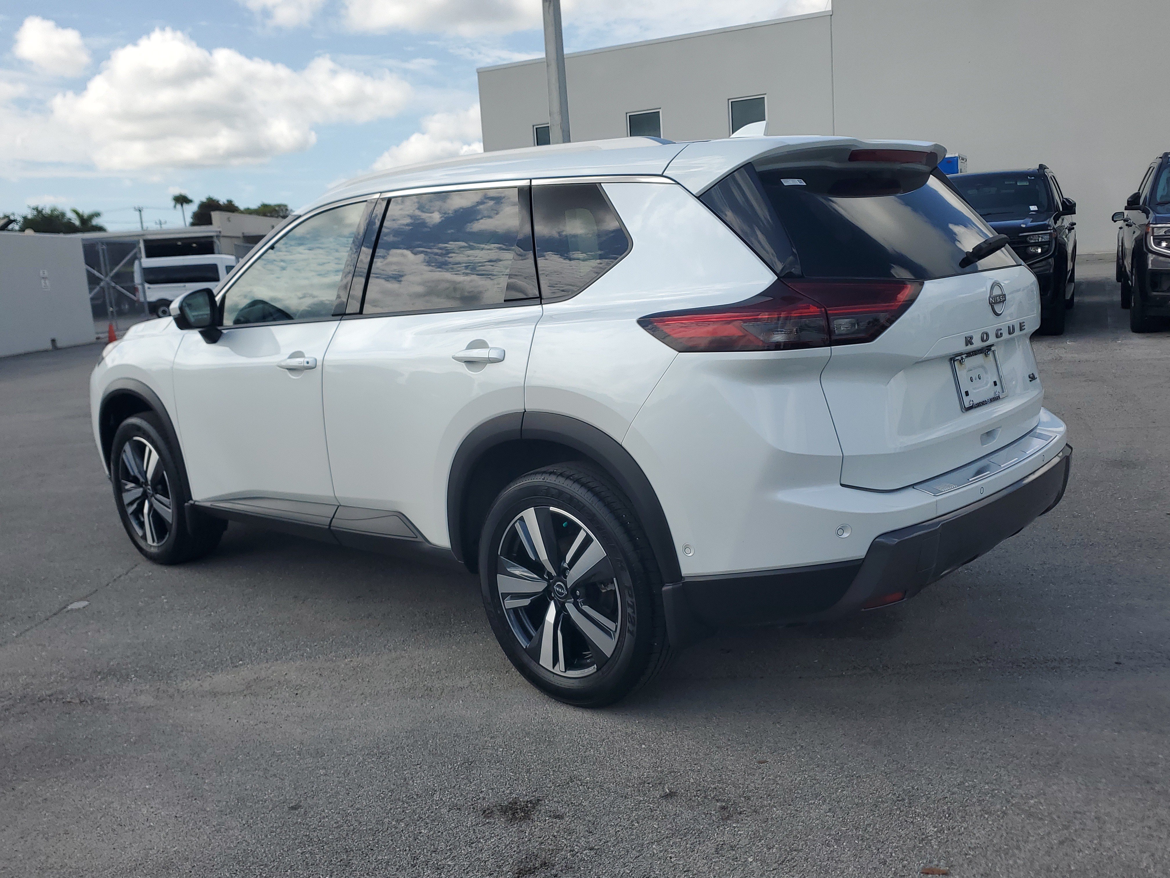 Used 2025 Nissan Rogue SL FWD image 7