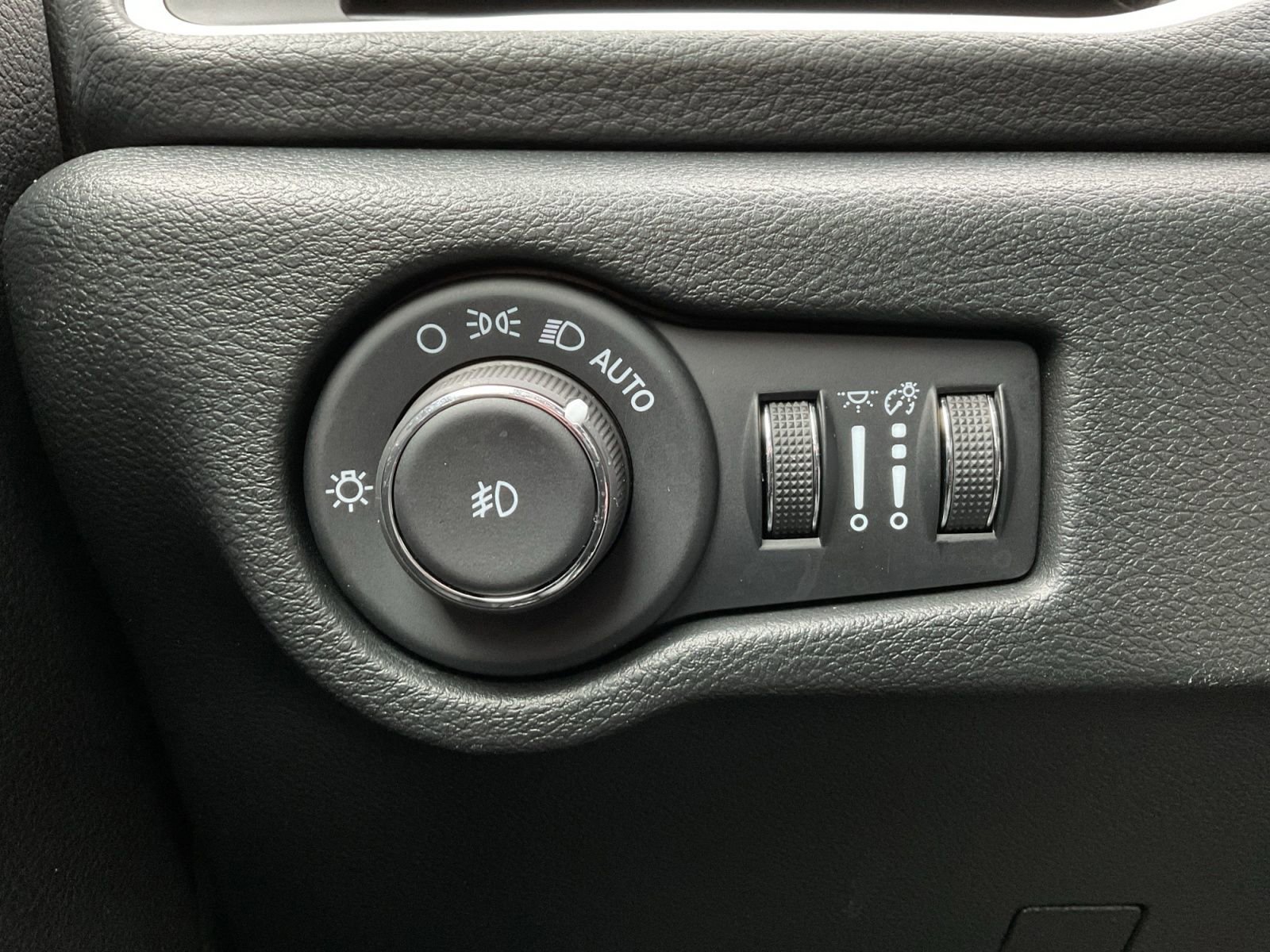 Used 2025 Chrysler Pacifica Select image 21