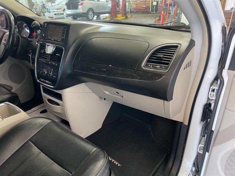 Used 2015 Chrysler Town & Country Touring-L w/ Driver Convenience Group FWD image 19