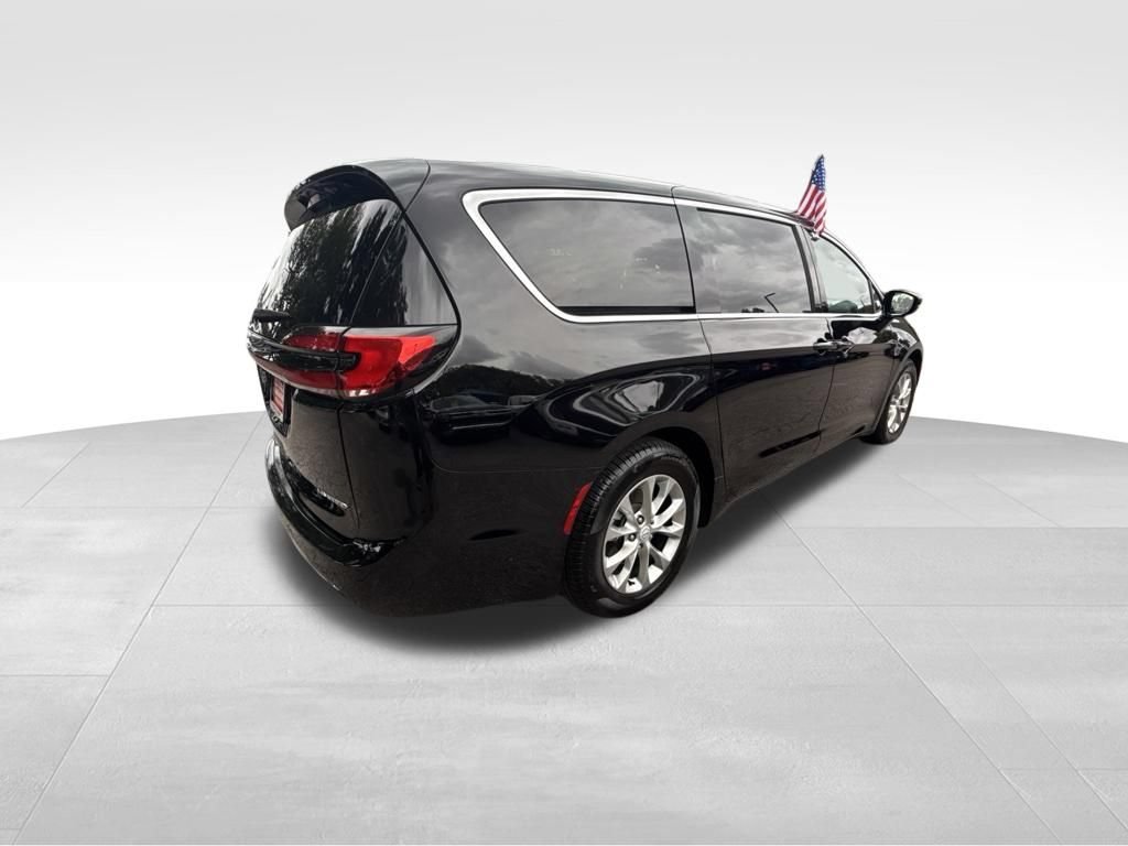Used 2026 Chrysler Pacifica Limited FWD image 8