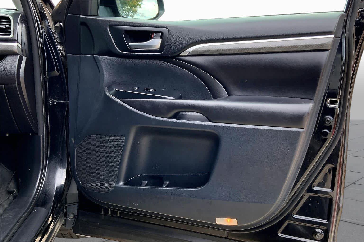 Used 2018 Toyota Highlander SE AWD/4WD image 23