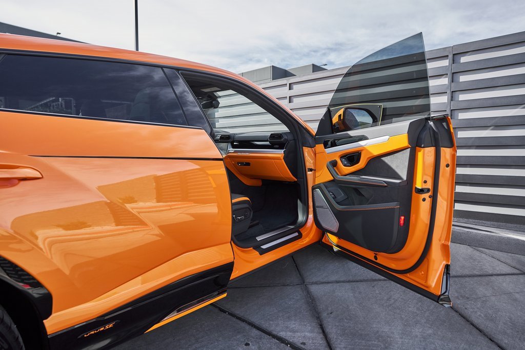 Used 2025 Lamborghini Urus SE image 21