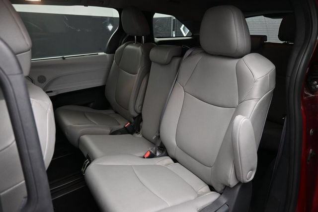 Used 2025 Toyota Sienna XLE FWD image 17