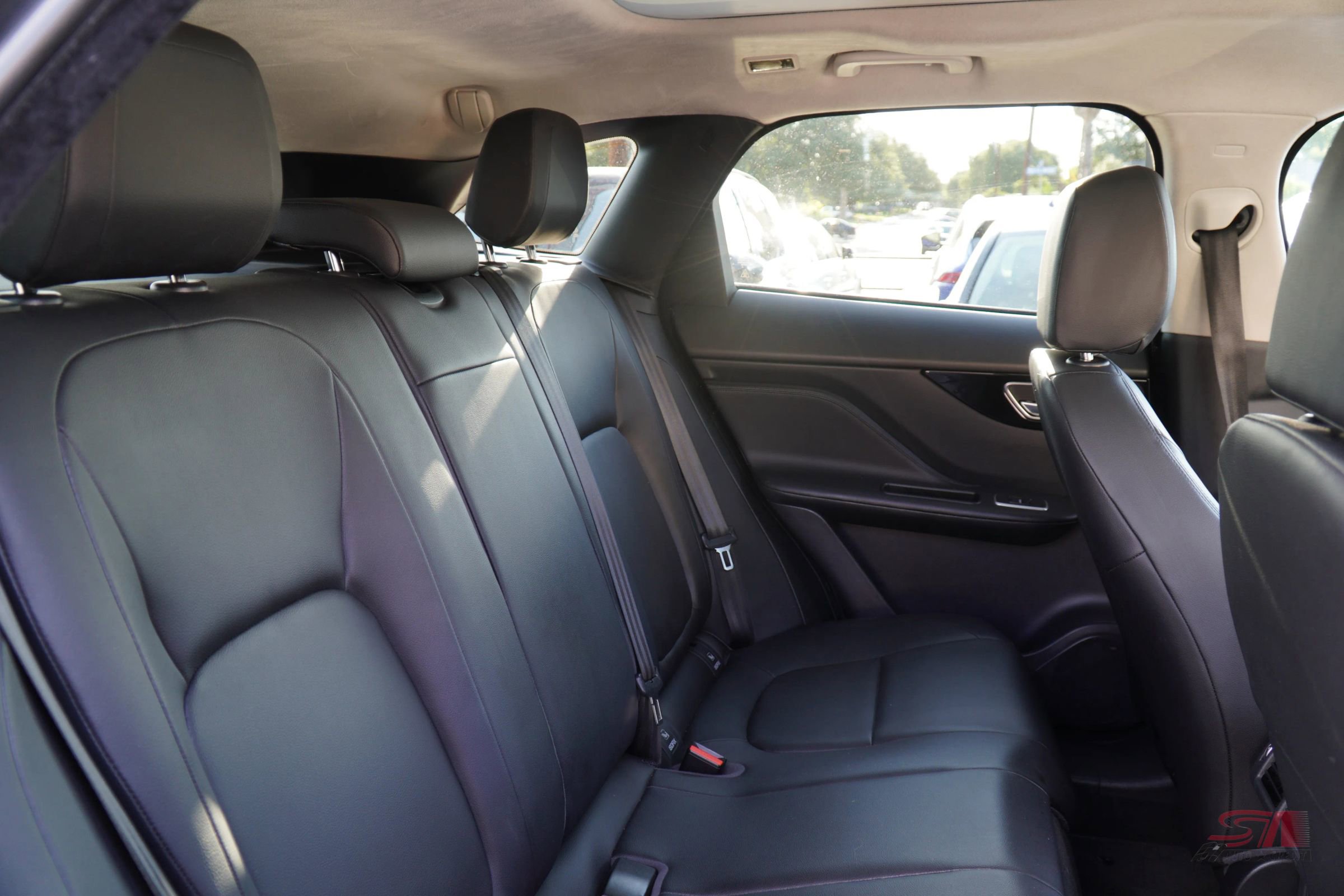 Used 2019 Jaguar F-PACE Premium image 23