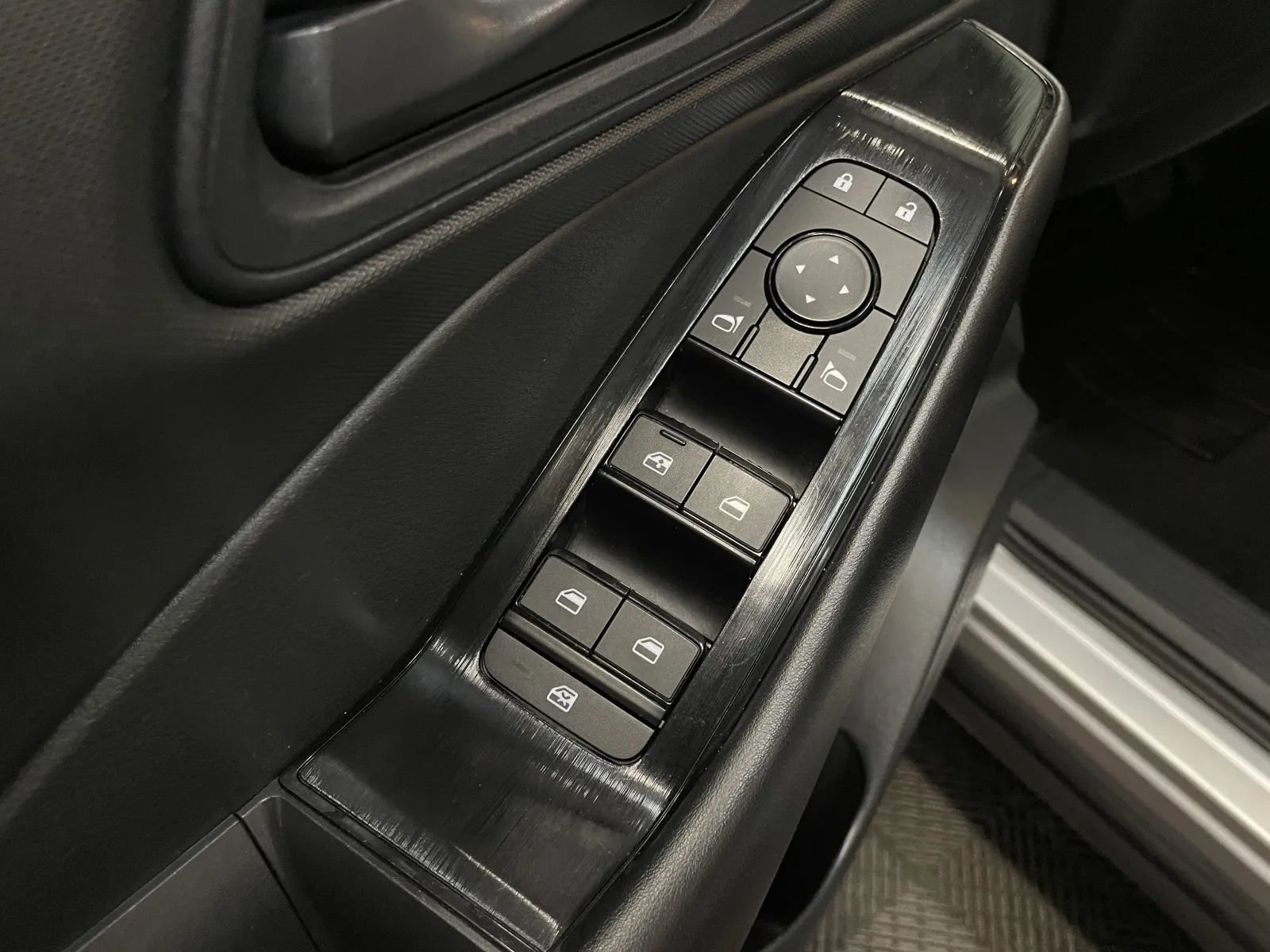 Used 2024 Nissan Rogue S FWD image 25