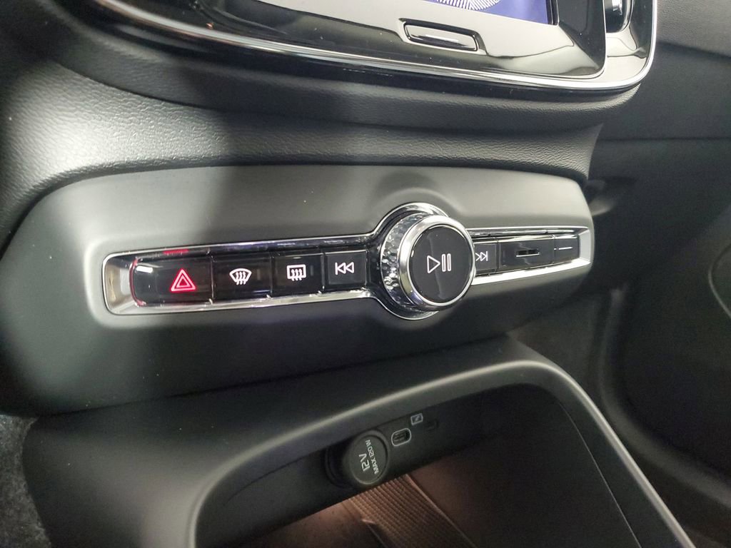 Certified 2026 Volvo XC40 B4 Plus w/ Climate Package image 32
