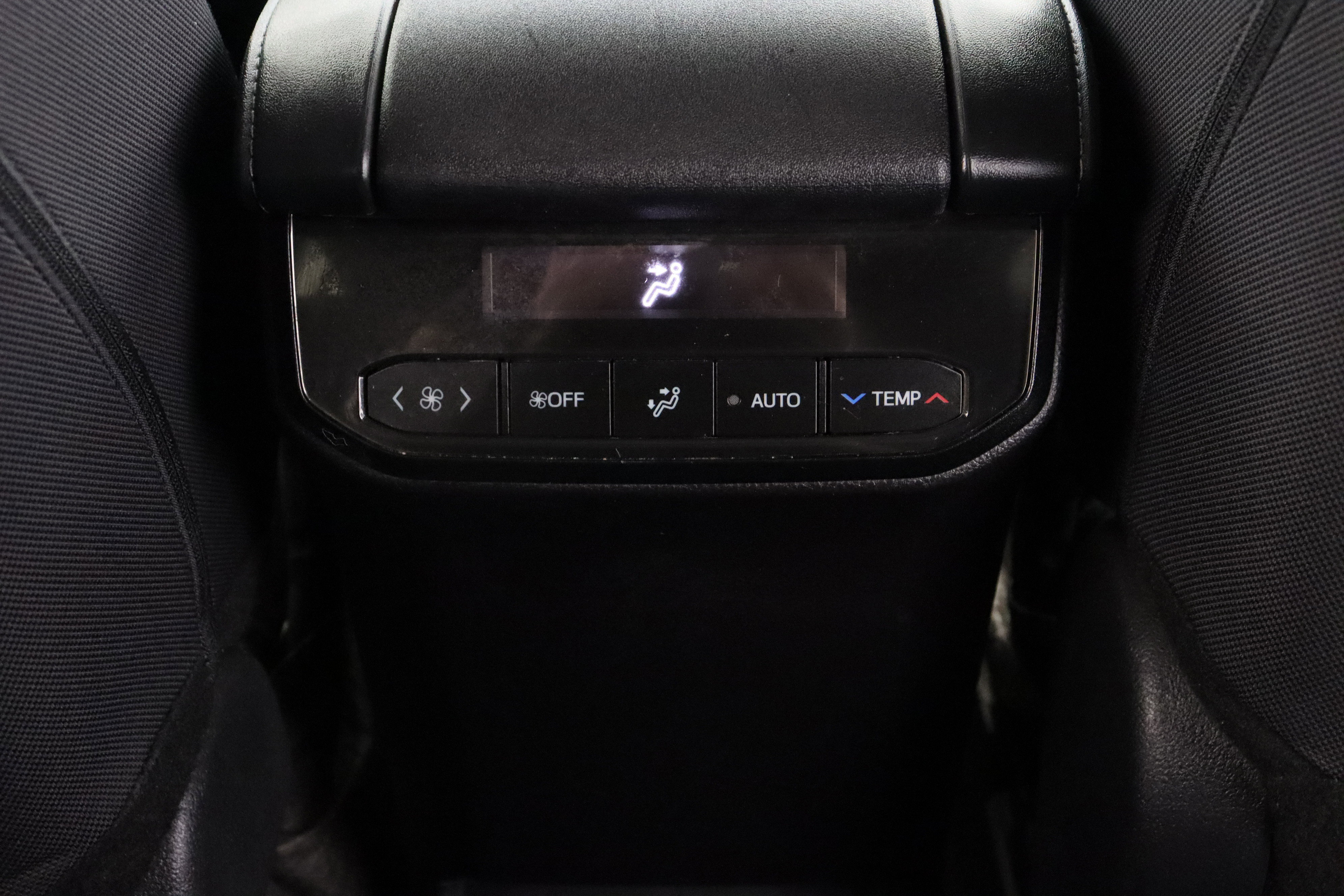 Used 2025 Toyota Highlander LE FWD image 29