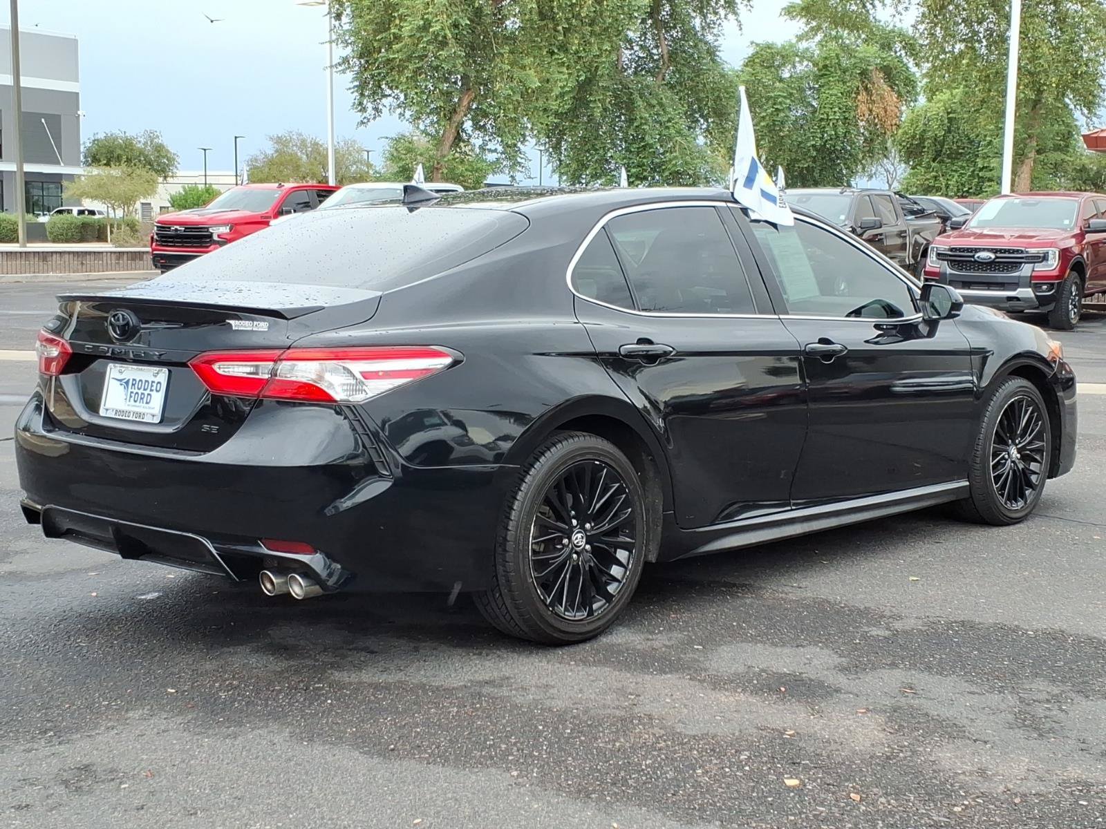 Used 2020 Toyota Camry SE w/ Blackout Package FWD image 5