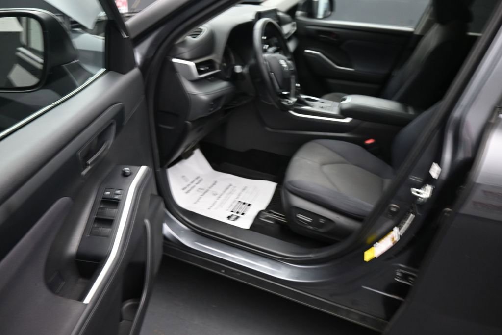Used 2020 Toyota Highlander LE AWD/4WD image 15