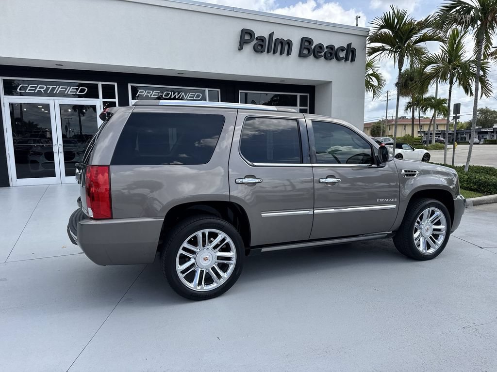 Used 2013 Cadillac Escalade Platinum RWD image 4
