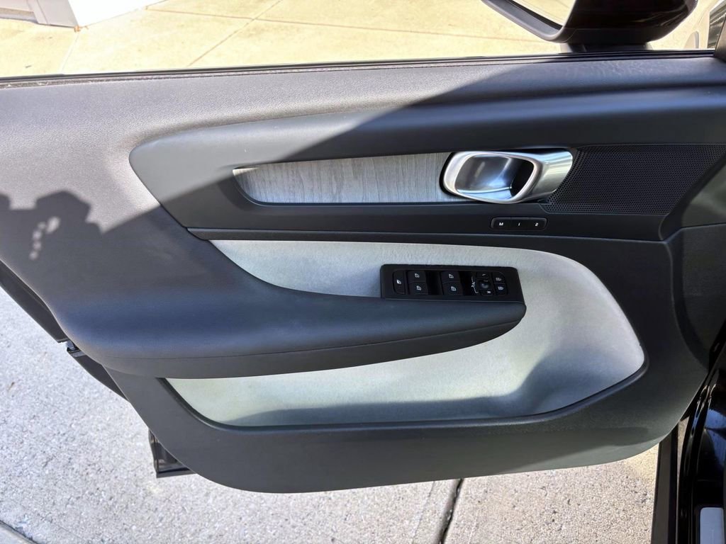 Used 2023 Volvo XC40 B5 Plus w/ Protection Package Premier image 11