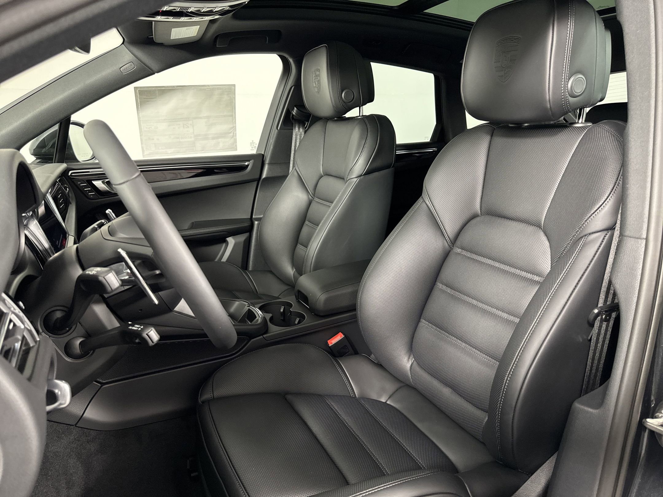 Certified 2025 Porsche Macan image 5