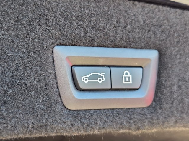Used 2020 BMW 740i xDrive AWD/4WD image 10