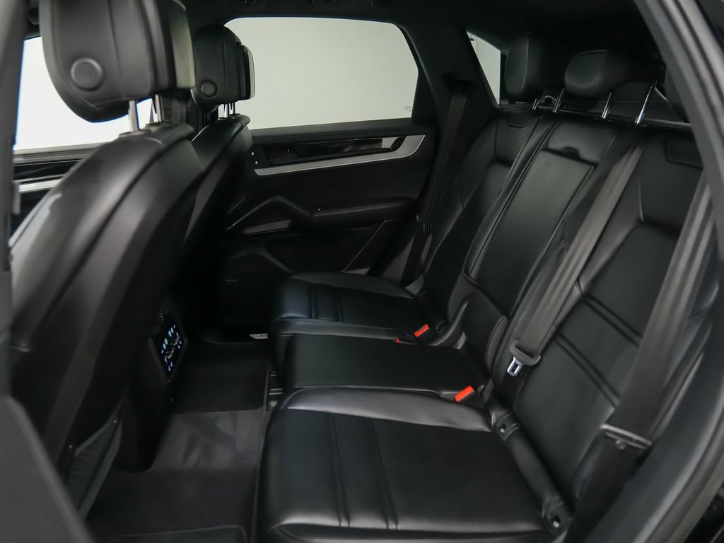Certified 2024 Porsche Cayenne AWD/4WD image 17