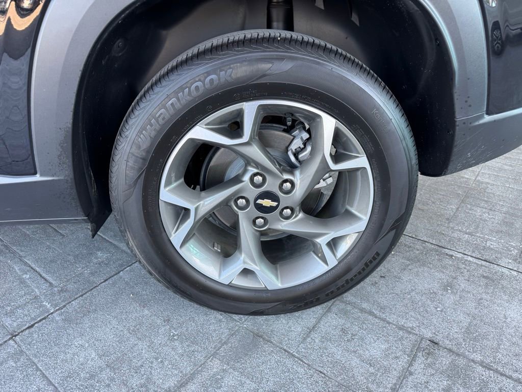 Used 2025 Chevrolet Trax LT FWD image 4