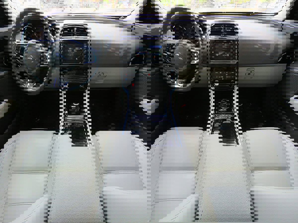 Used 2018 Jaguar XE Prestige image 27