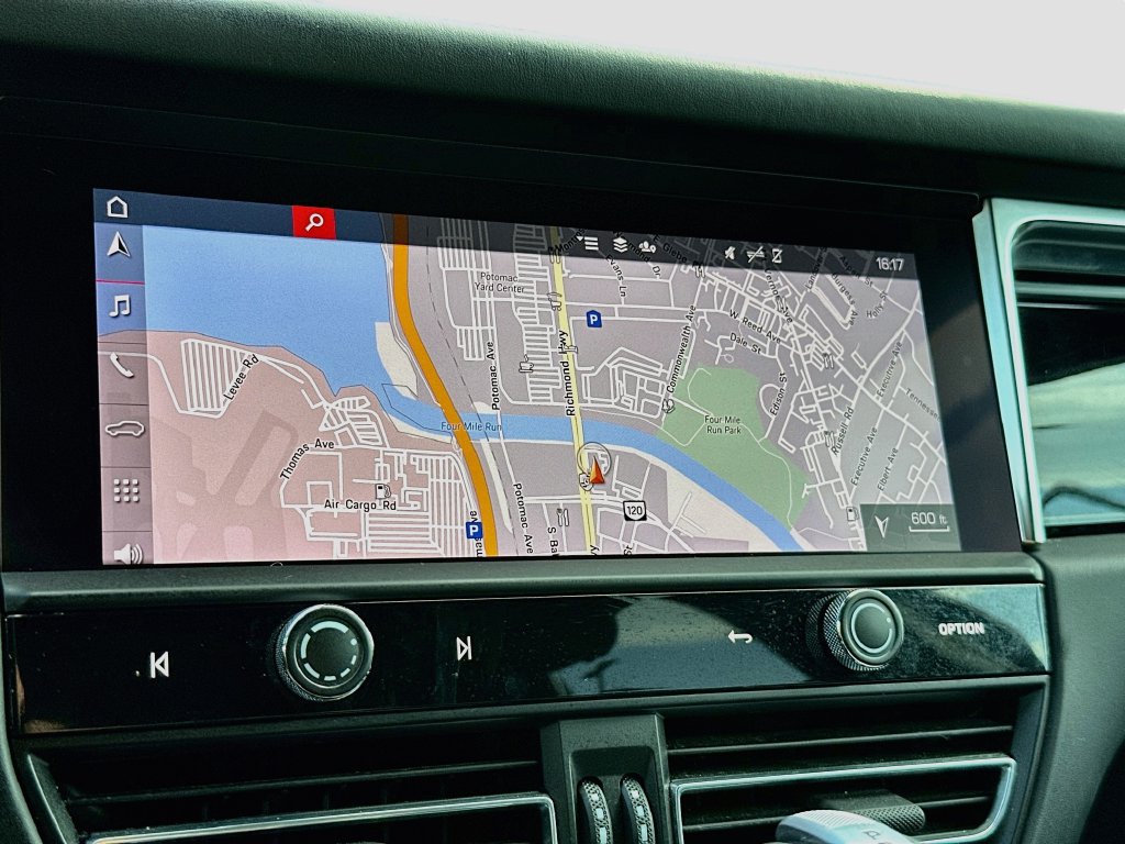 Certified 2024 Porsche Macan AWD/4WD image 15