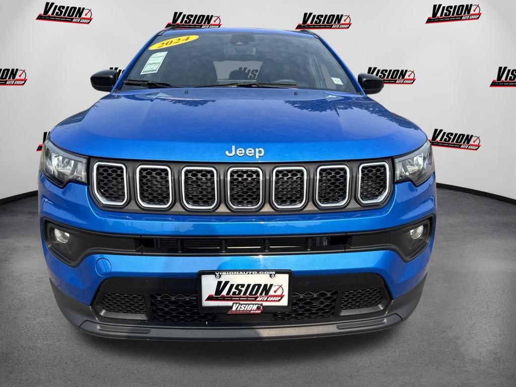 Used 2024 Jeep Compass Latitude AWD/4WD image 2