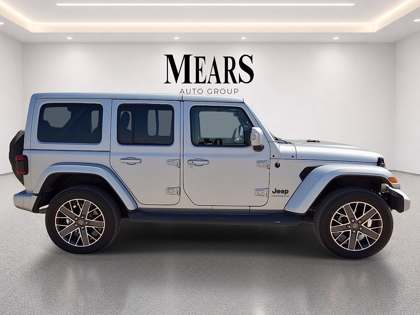 Used 2023 Jeep Wrangler Unlimited Sahara AWD/4WD image 6