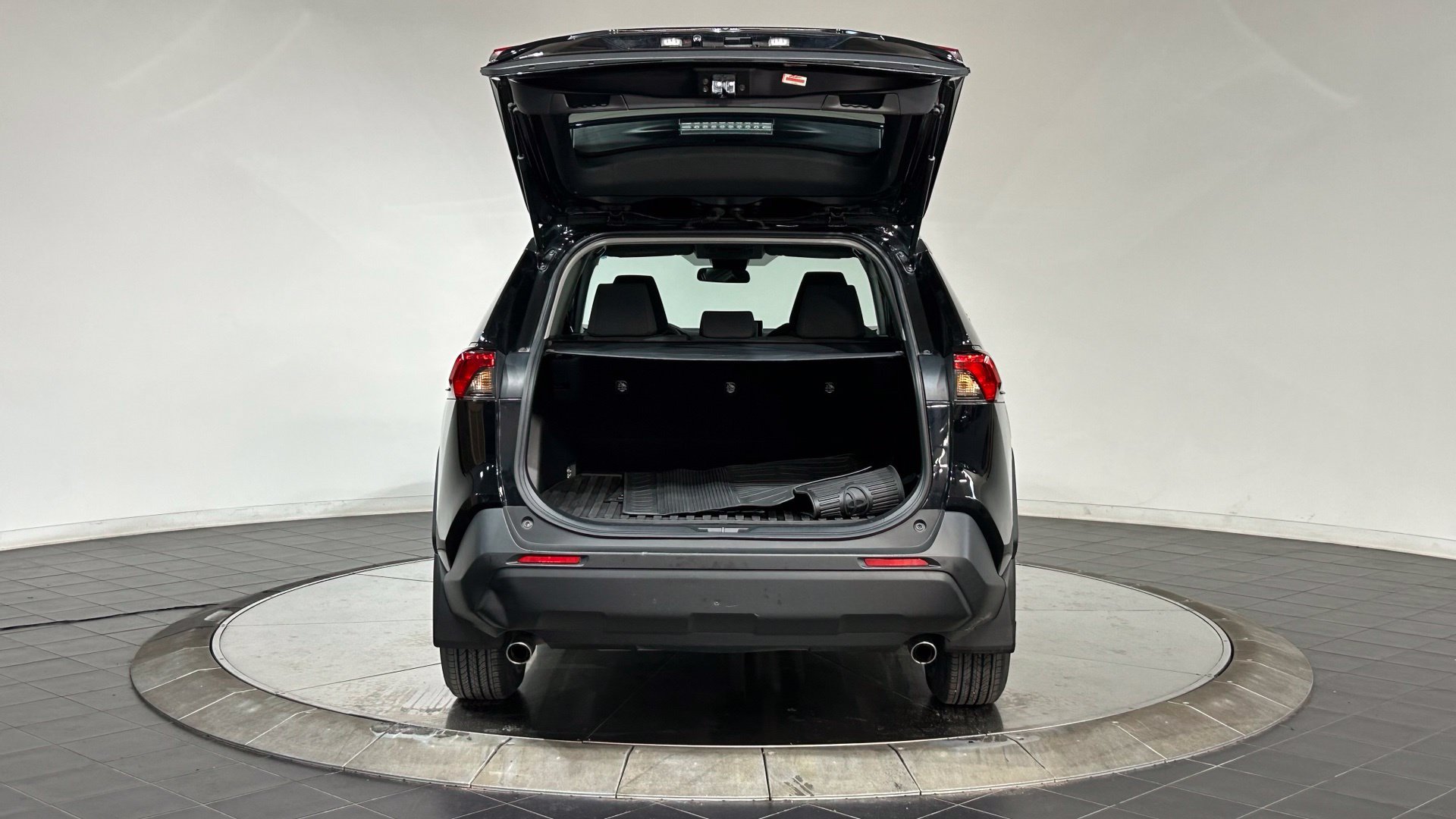 Used 2022 Toyota RAV4 LE AWD/4WD image 26