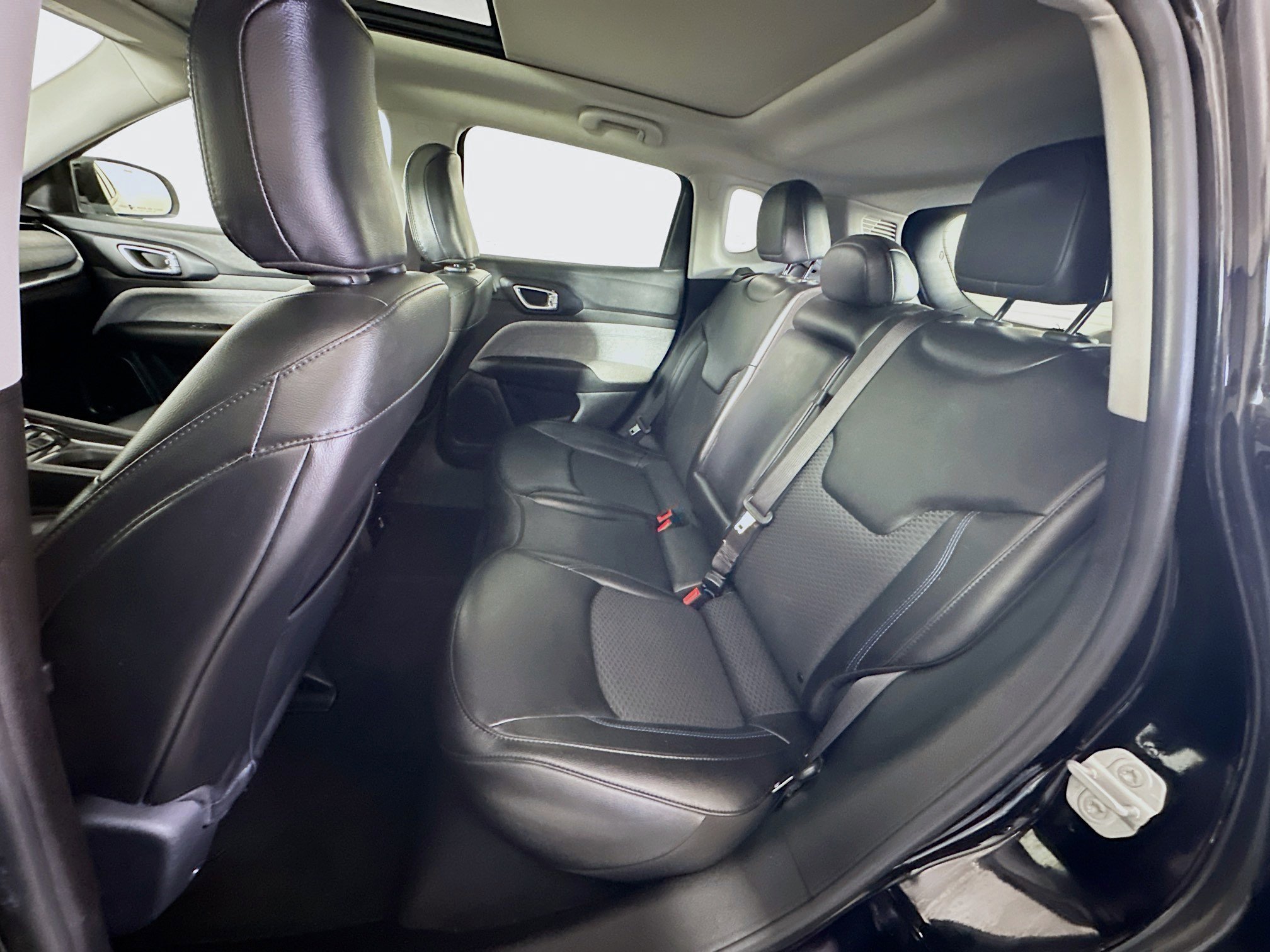 Used 2022 Jeep Compass Latitude w/ Sun and Sound Group image 28