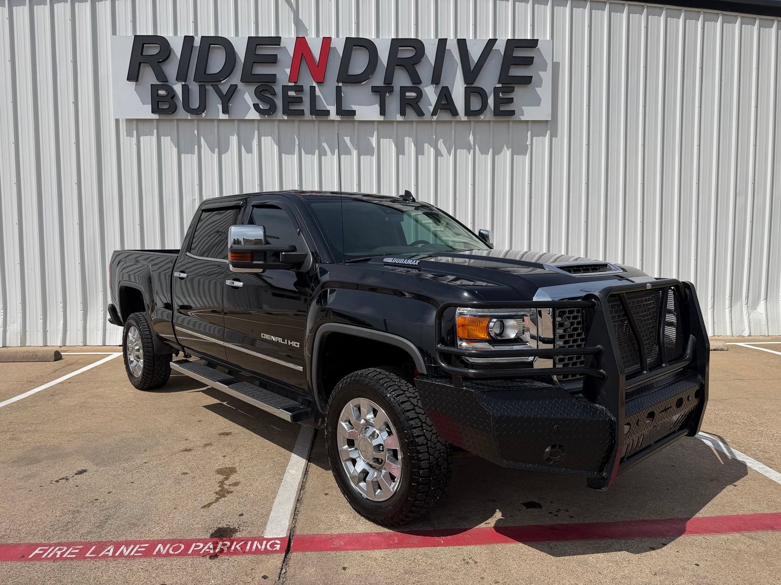 Used 2017 GMC Sierra 2500 Denali w/ Duramax Plus Package AWD/4WD image 9