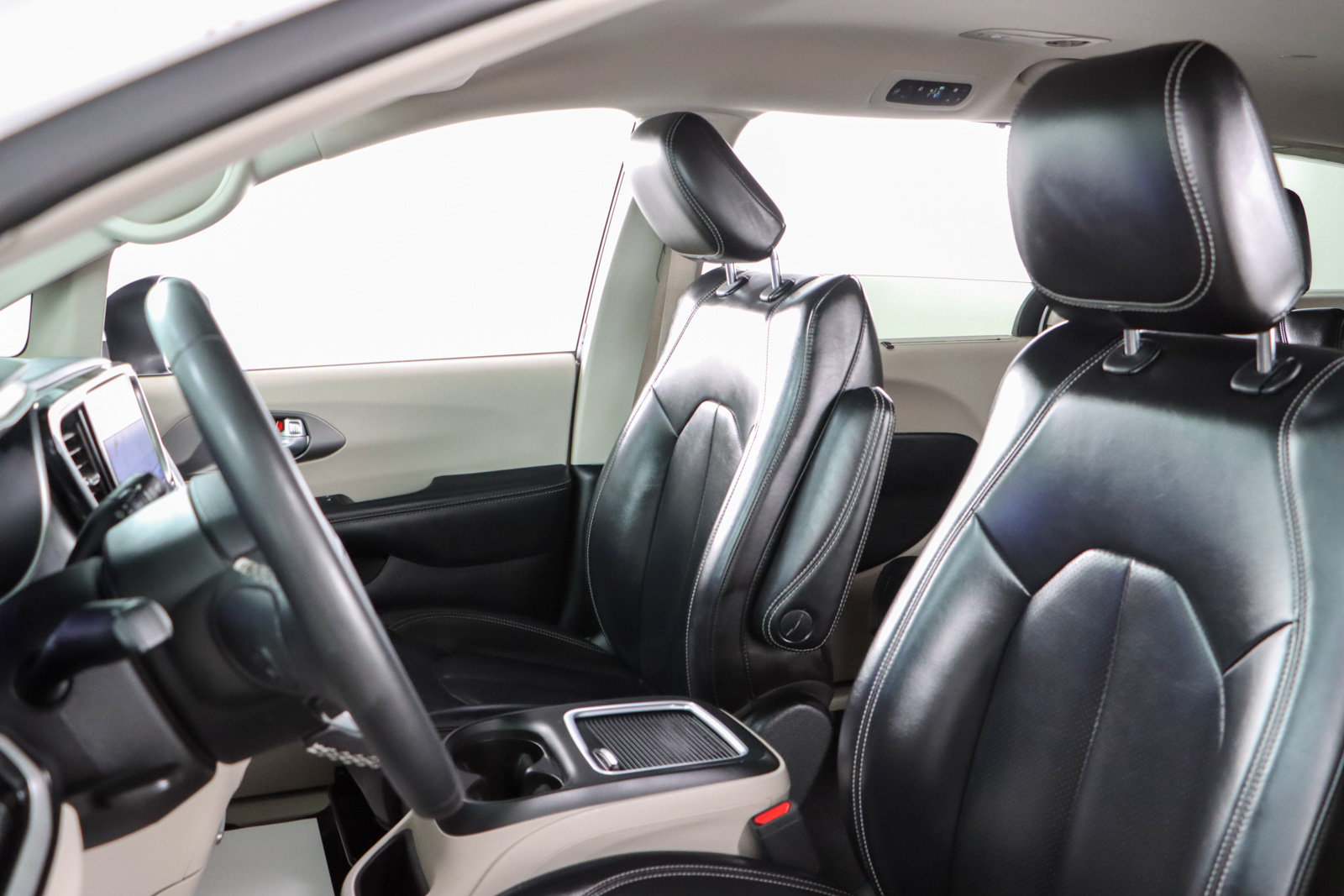 Used 2023 Chrysler Pacifica Touring-L FWD image 23