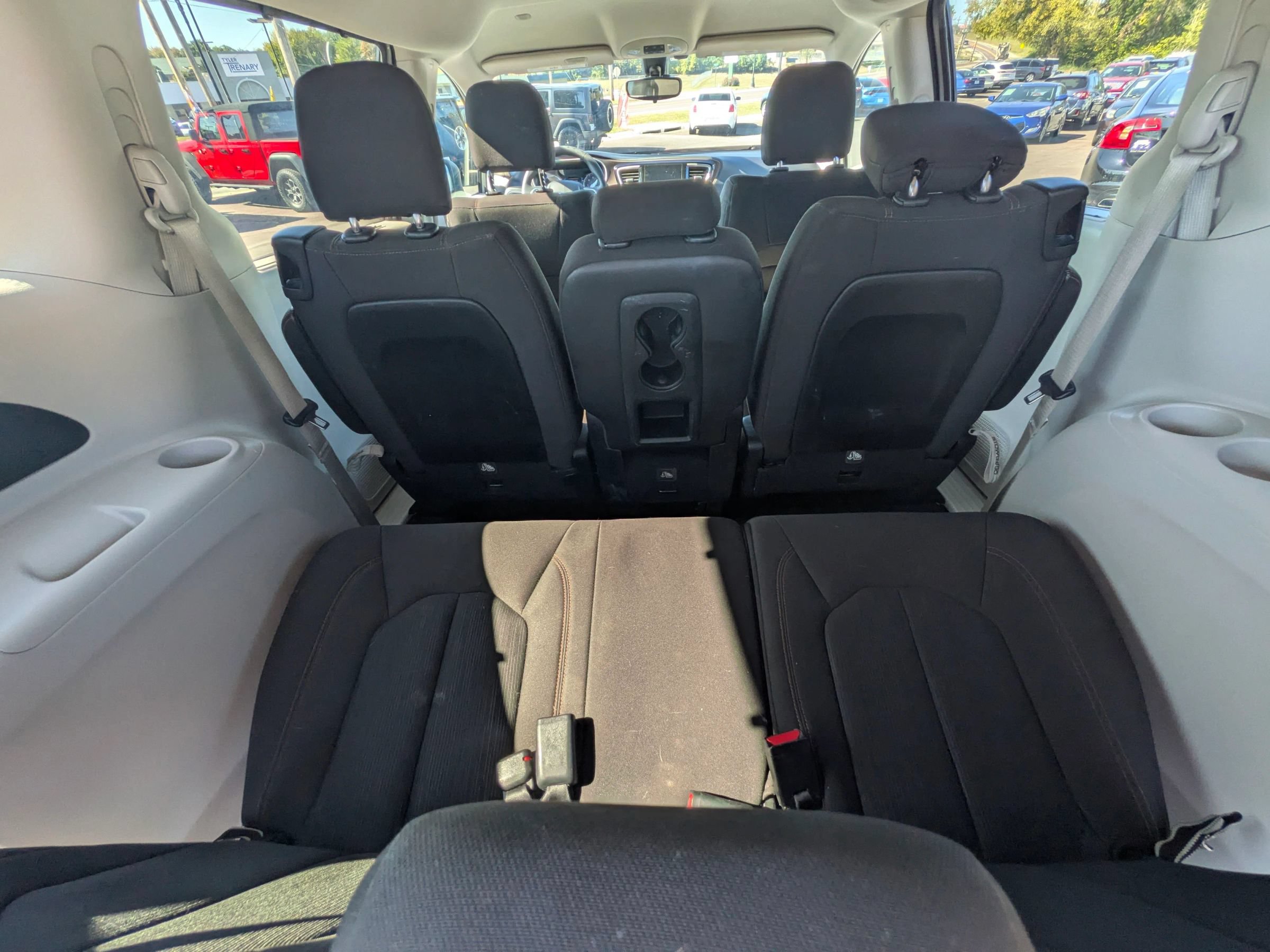 Used 2017 Chrysler Pacifica Touring Plus w/ Tire & Wheel Group FWD image 35