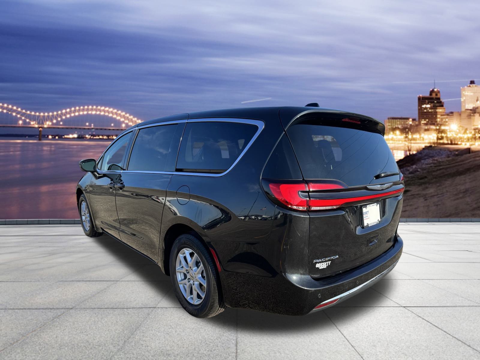 Used 2023 Chrysler Pacifica Touring-L image 3