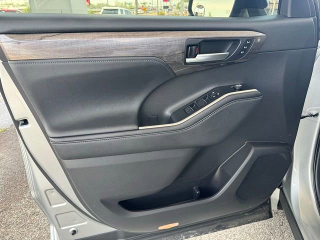 Used 2023 Toyota Highlander Limited image 17