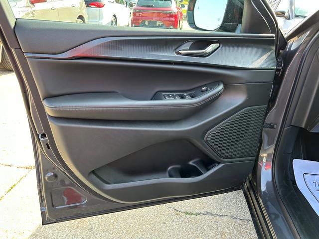 New 2025 Jeep Grand Cherokee Altitude image 7