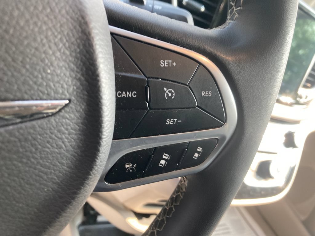 Used 2023 Chrysler Pacifica Touring-L FWD image 43