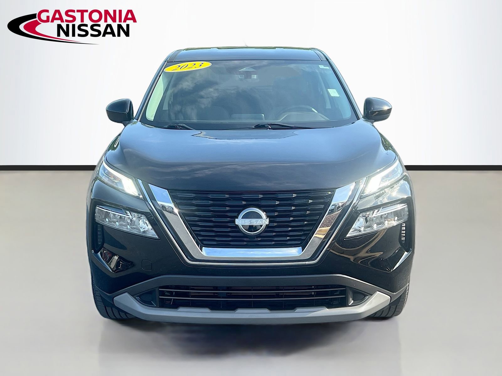 Used 2023 Nissan Rogue SV image 2