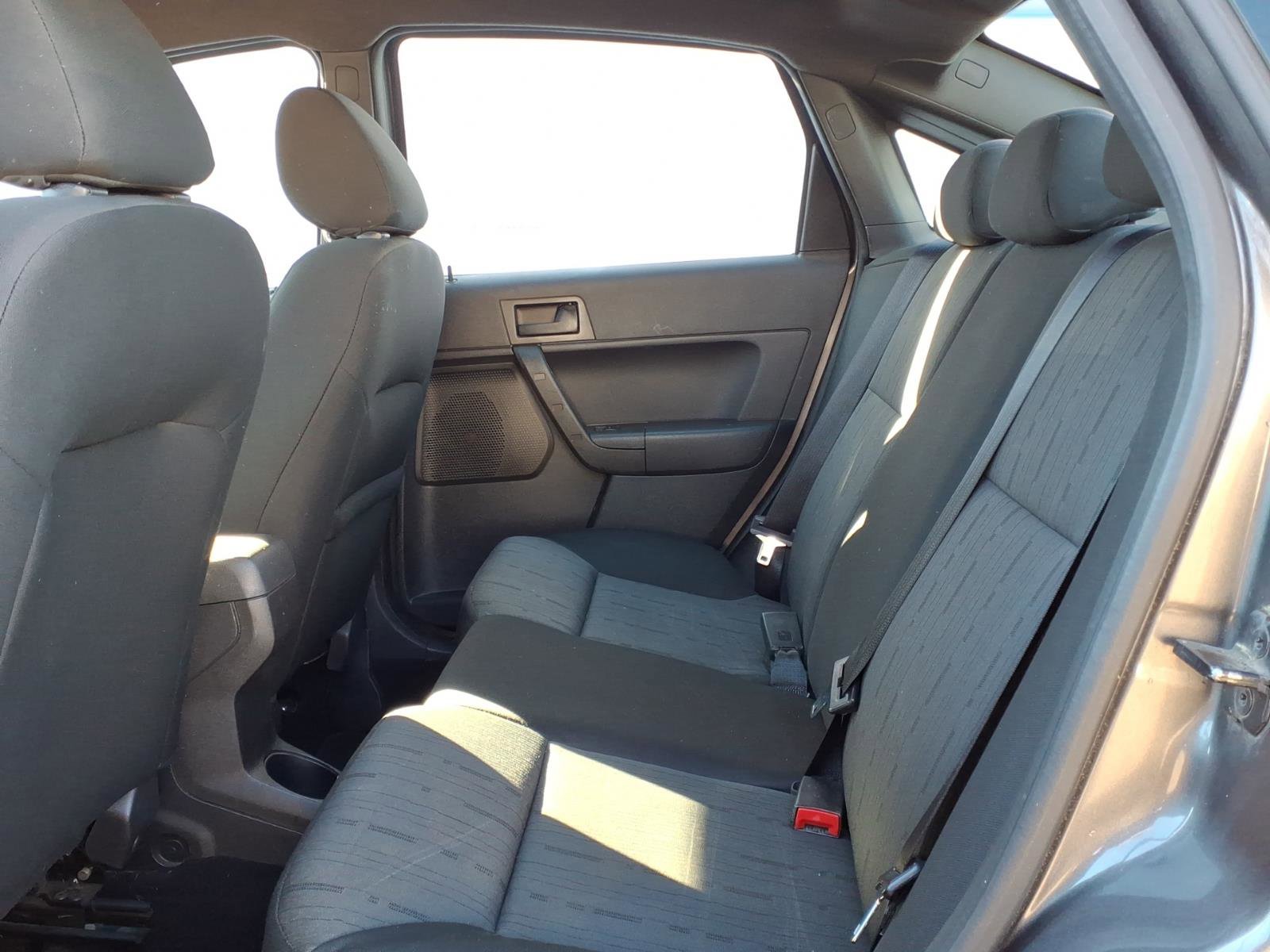 Used 2010 Ford Focus SE image 9