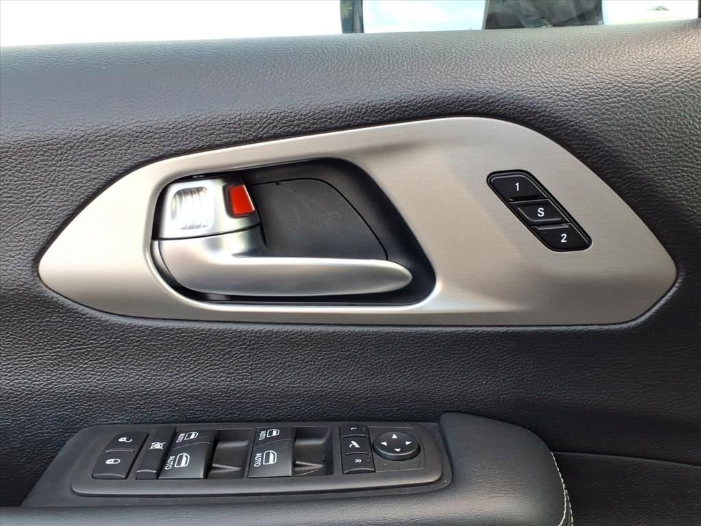 Used 2024 Chrysler Pacifica Premium image 15