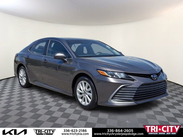 Used 2022 Toyota Camry LE FWD image 1