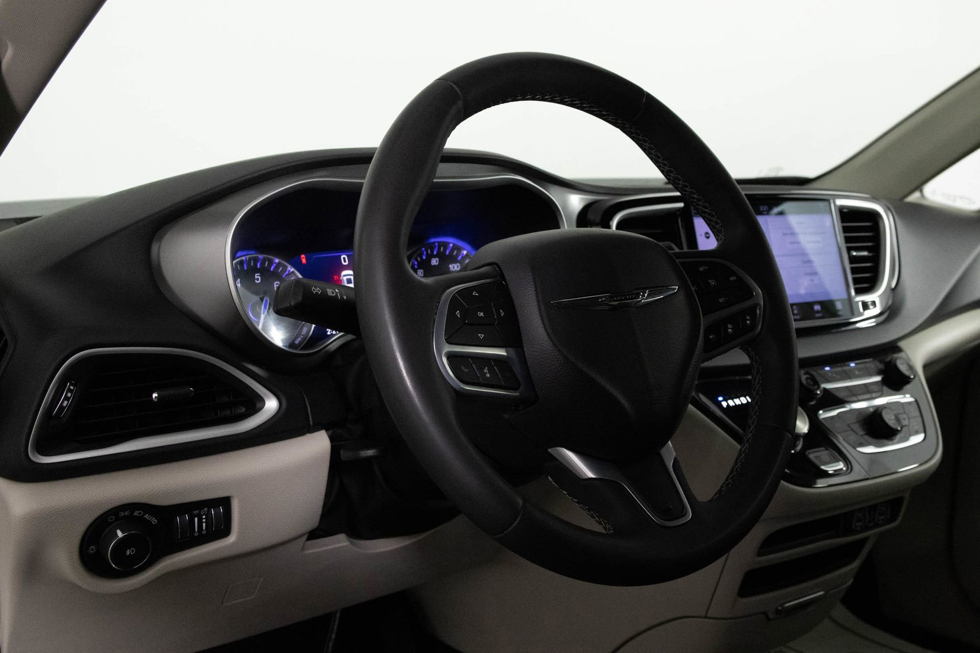 Used 2023 Chrysler Pacifica Touring-L image 29