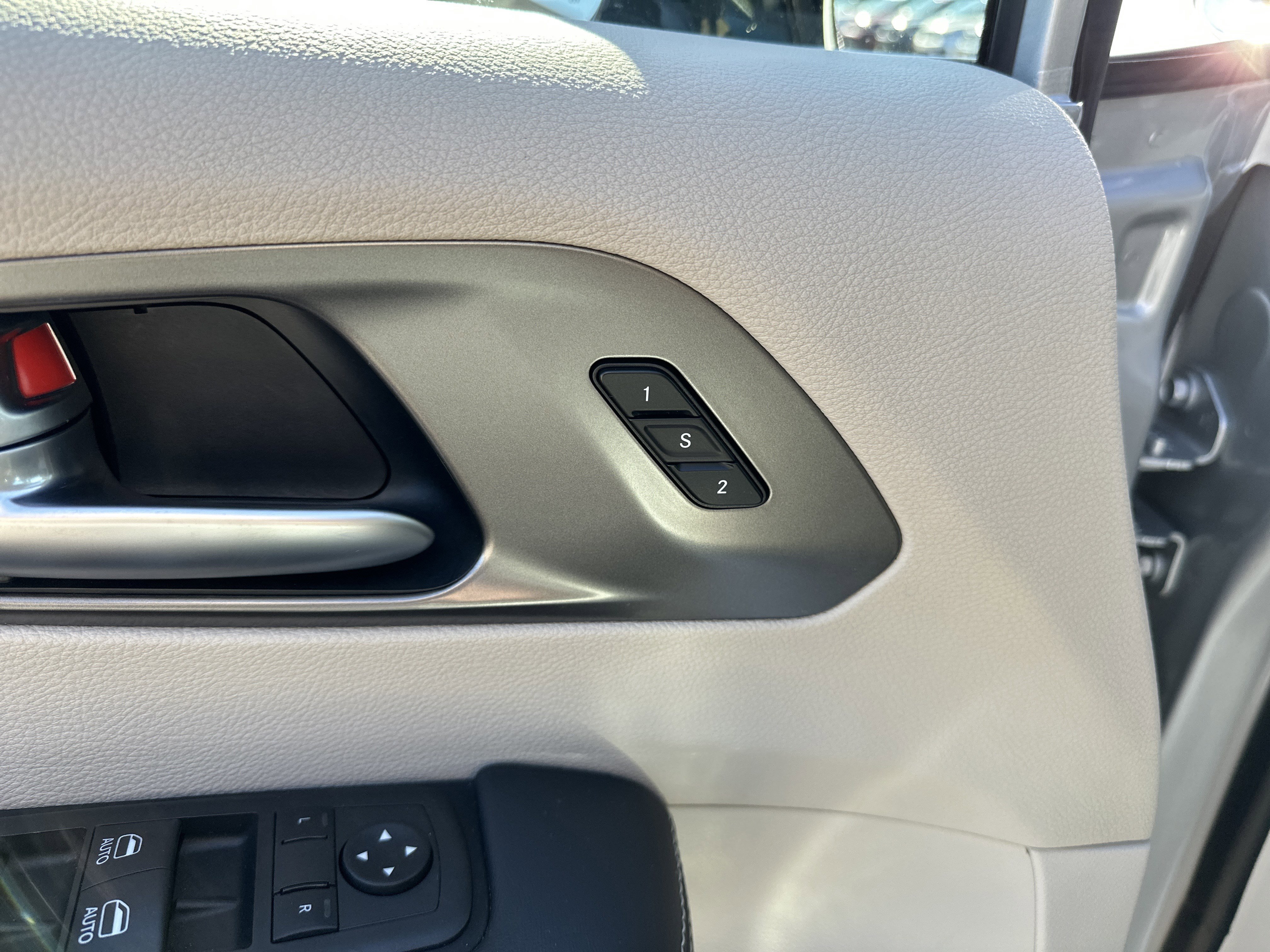 Used 2024 Chrysler Pacifica Touring-L image 12